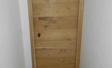 Pose de porte en bois